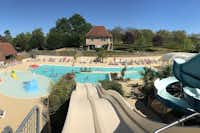 Yelloh! Village Lascaux Vacances - Pool mit Liegestühlen und Sonnenschirmen auf dem Campingplatz