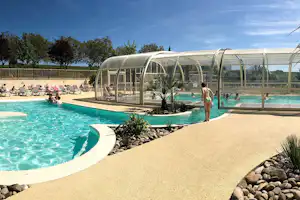 Yelloh! Village Lascaux Vacances - Teleskopischer Schwimmbadüberdachung auf dem Campingplatz