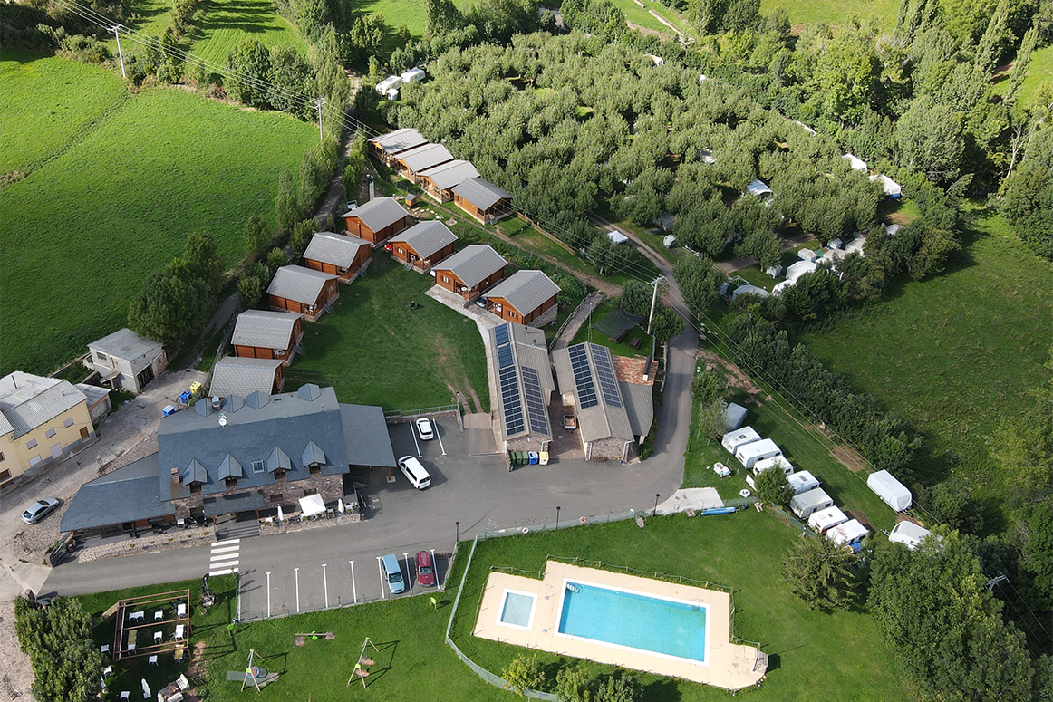 Camping Laspaúles  - Luftaufnahme des Campingplatzes mit Pool im Freien