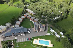 Camping Laspaúles - Luftaufnahme des Campingplatzes mit Pool im Freien