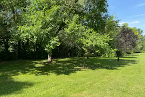 Camping Latapie - Standplatzwiese auf dem Campingplatz