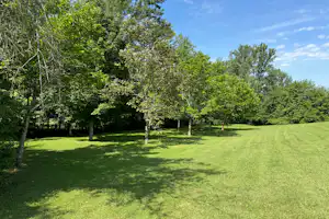 Camping Latapie - Standplatzwiese auf dem Campingplatz