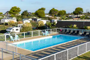 Camping Paradis La Baie de Ploemeur L'Atlantys - Pool im Freien mit Liegestühlen