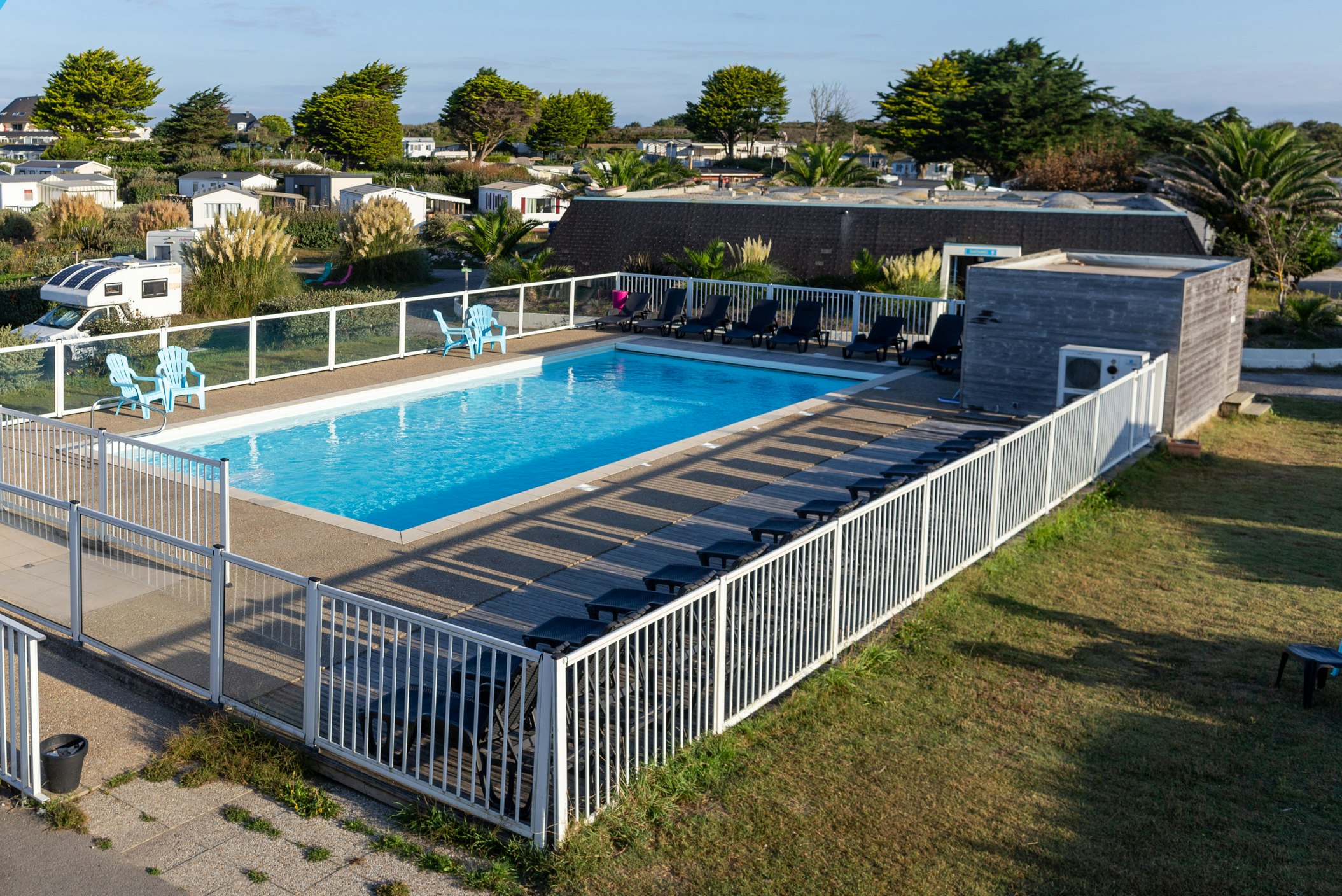 Camping Paradis La Baie de Ploemeur  L'Atlantys  - Pool im Freien mit Liegestühlen