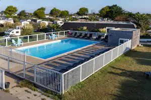 Camping Paradis La Baie de Ploemeur L'Atlantys - Pool im Freien mit Liegestühlen