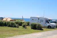 L'Atlantys - Zeltplatz und Wohnwagenstellplatz mit Blick auf Meer auf dem Campingplatz