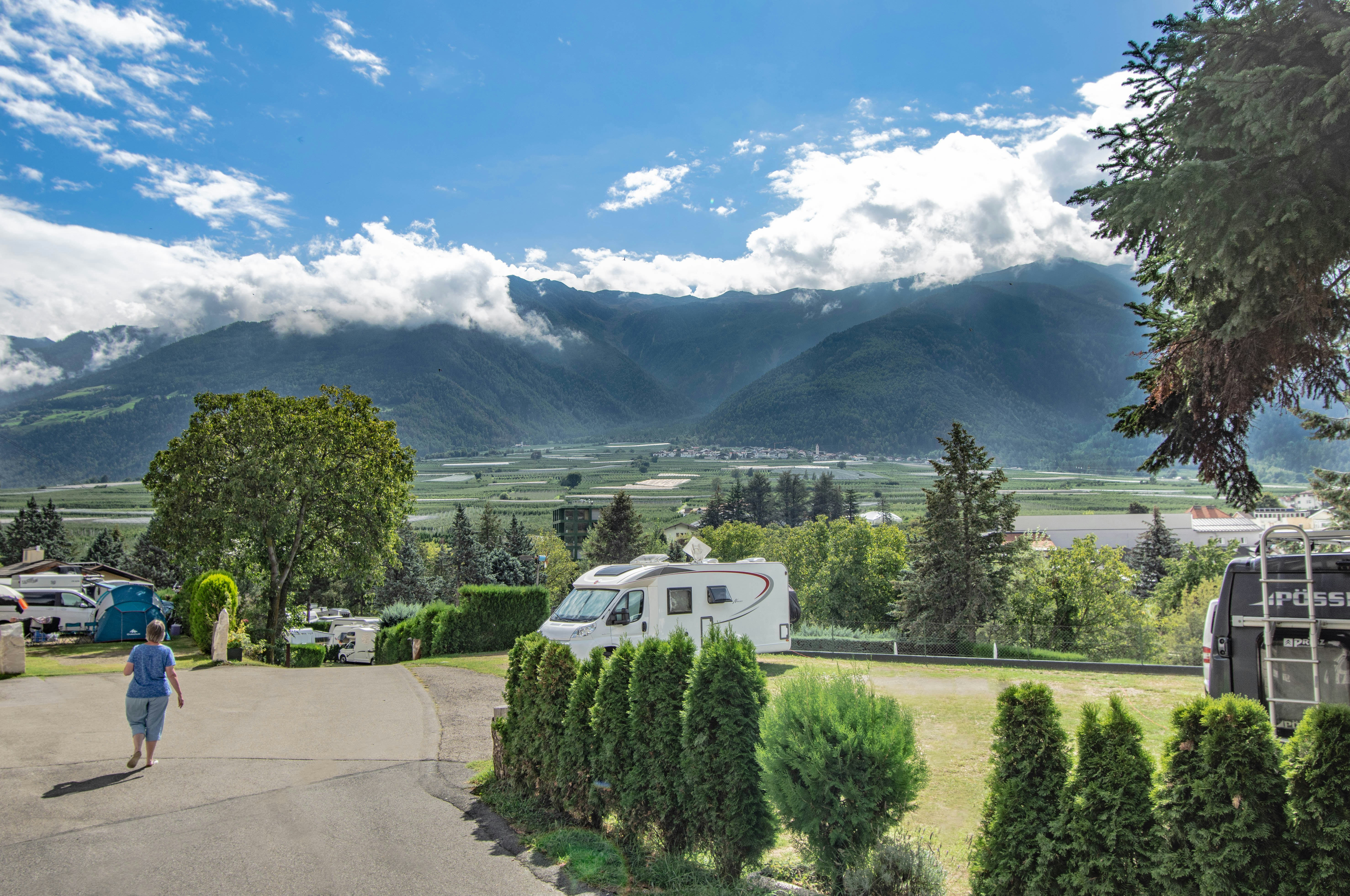 Camping Latsch an der Etsch - Blick auf den Campingplatz mit Bergen im Hintergrund
