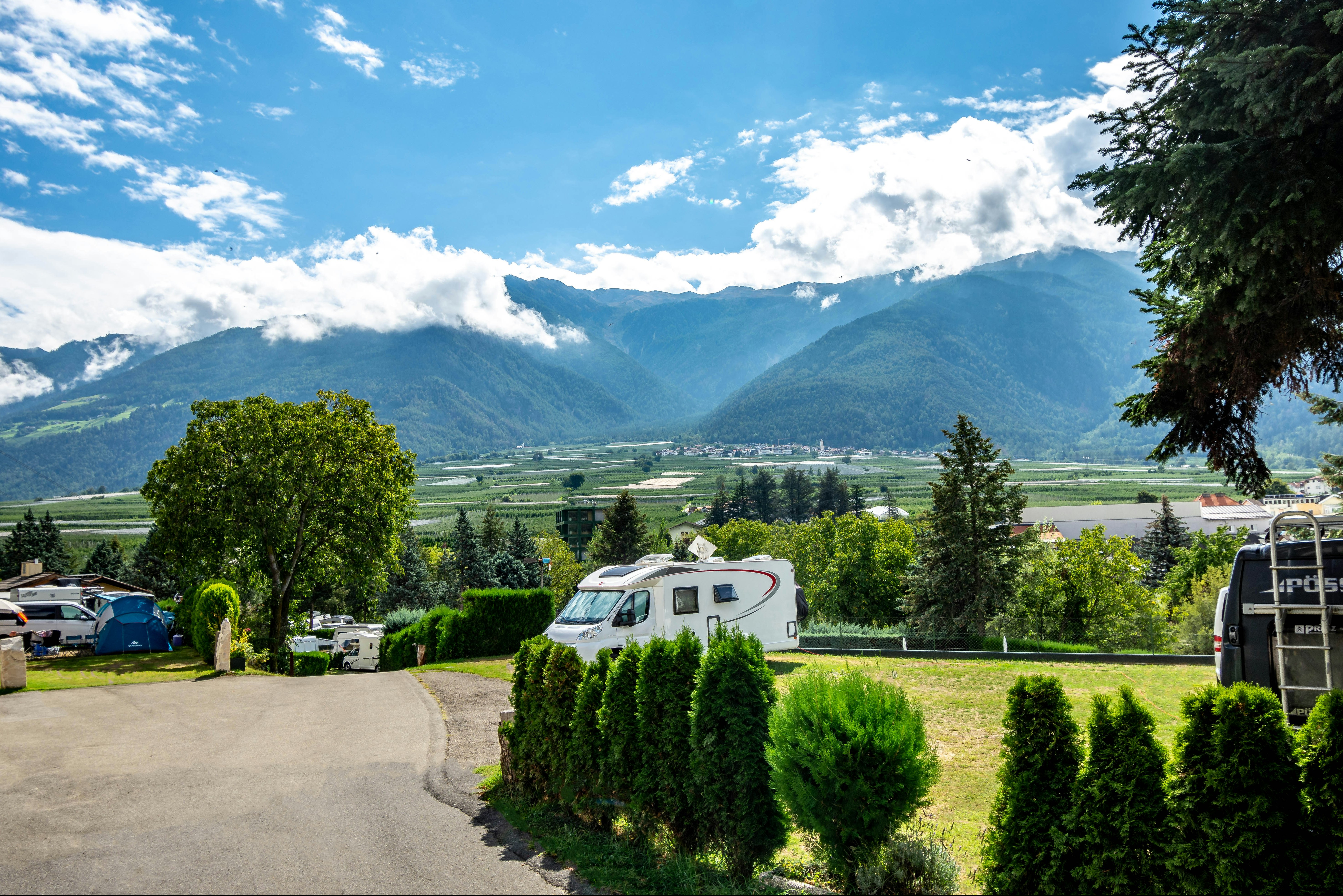 Camping Latsch an der Etsch - Standplätze im Grünen auf dem Campingplatz