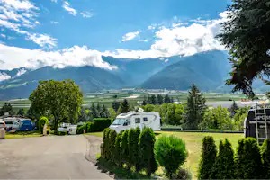 Camping Latsch an der Etsch - Standplätze im Grünen auf dem Campingplatz