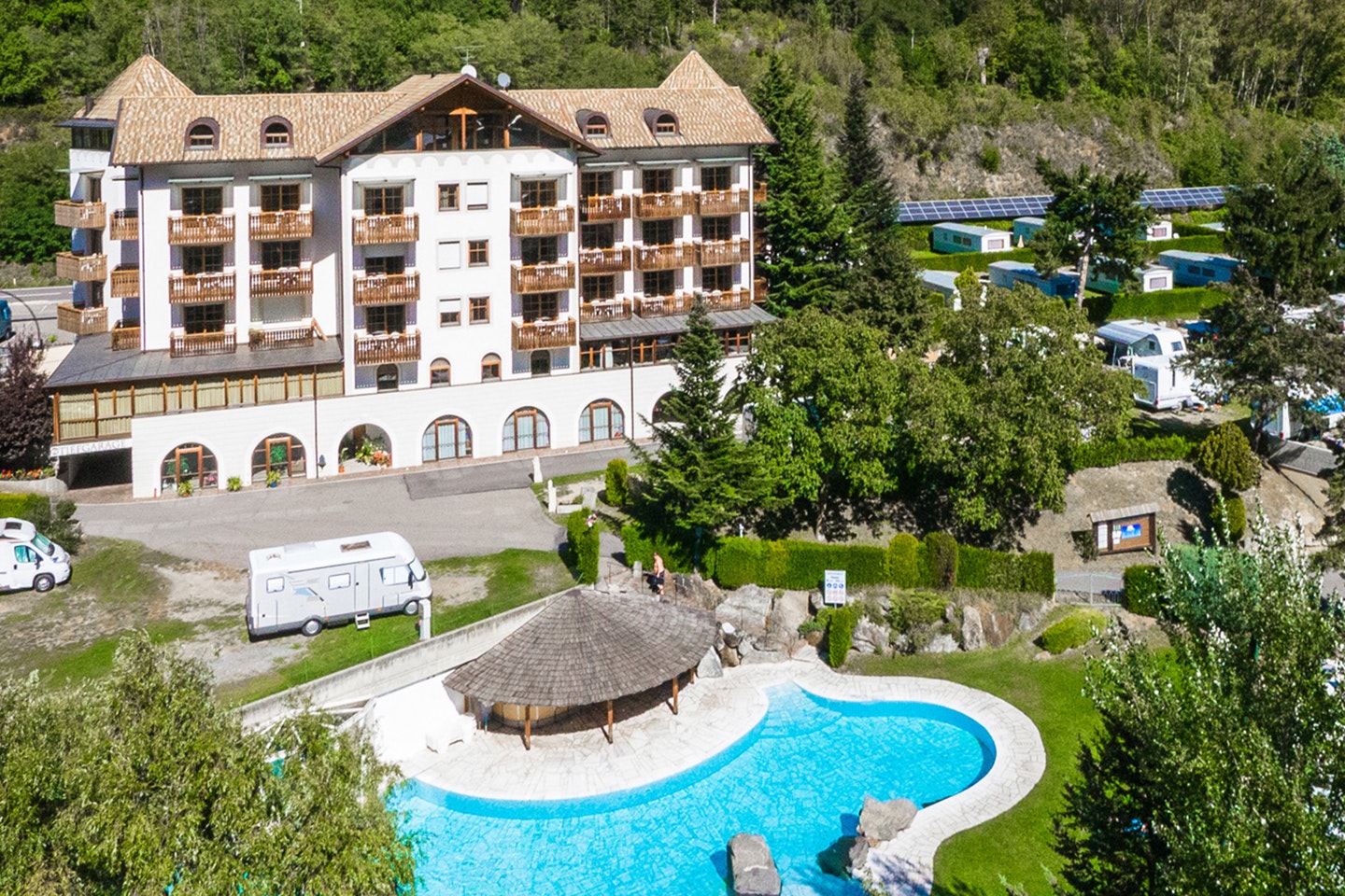 Camping Latsch an der Etsch  - Übersicht auf das gesamte Campingplatz Gelände 