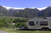 Camping Latsch an der Etsch -  Wohnmobilstellplätze auf der Wiese mit Blick auf die Berge