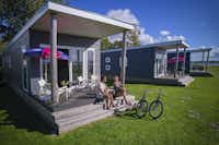 Siblu Camping Lauwersoog -Mietunterkunft mit kleiner überdachter Terrasse 