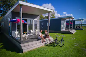 Siblu Camping Lauwersoog -Mietunterkunft mit kleiner überdachter Terrasse