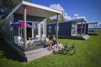 Siblu Camping Lauwersoog -Mietunterkunft mit kleiner überdachter Terrasse 