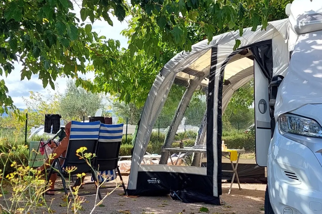 Camping Lavanda - Standplatz im Schatten der Bäume