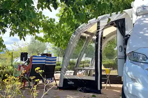 Camping Lavanda - Standplatz im Schatten der Bäume