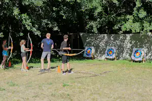Camping l'Aventure - Bogenschießen auf dem Campinglatz