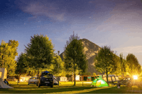 Camping Lazy Rancho (4) - Blick auf die Stellplätze bei Nacht