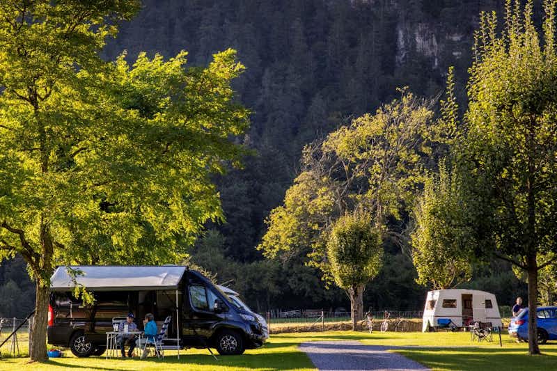 Camping Lazy Rancho (4) - Stellplätze auf der Wiese mit Bergblick