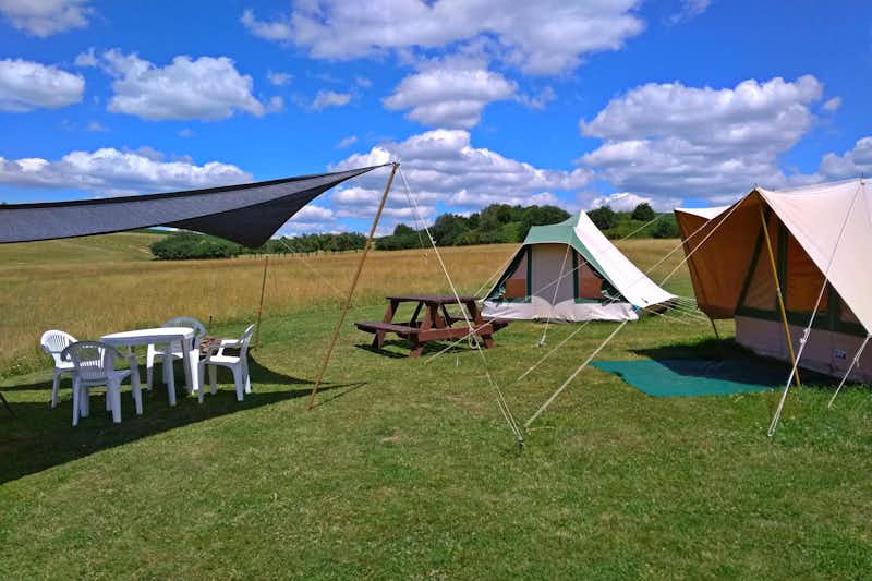 Camping Lazy - Edelzelte mit einem aufgestellten Sonnenschutz auf der Zeltwiese des Campingplatzes