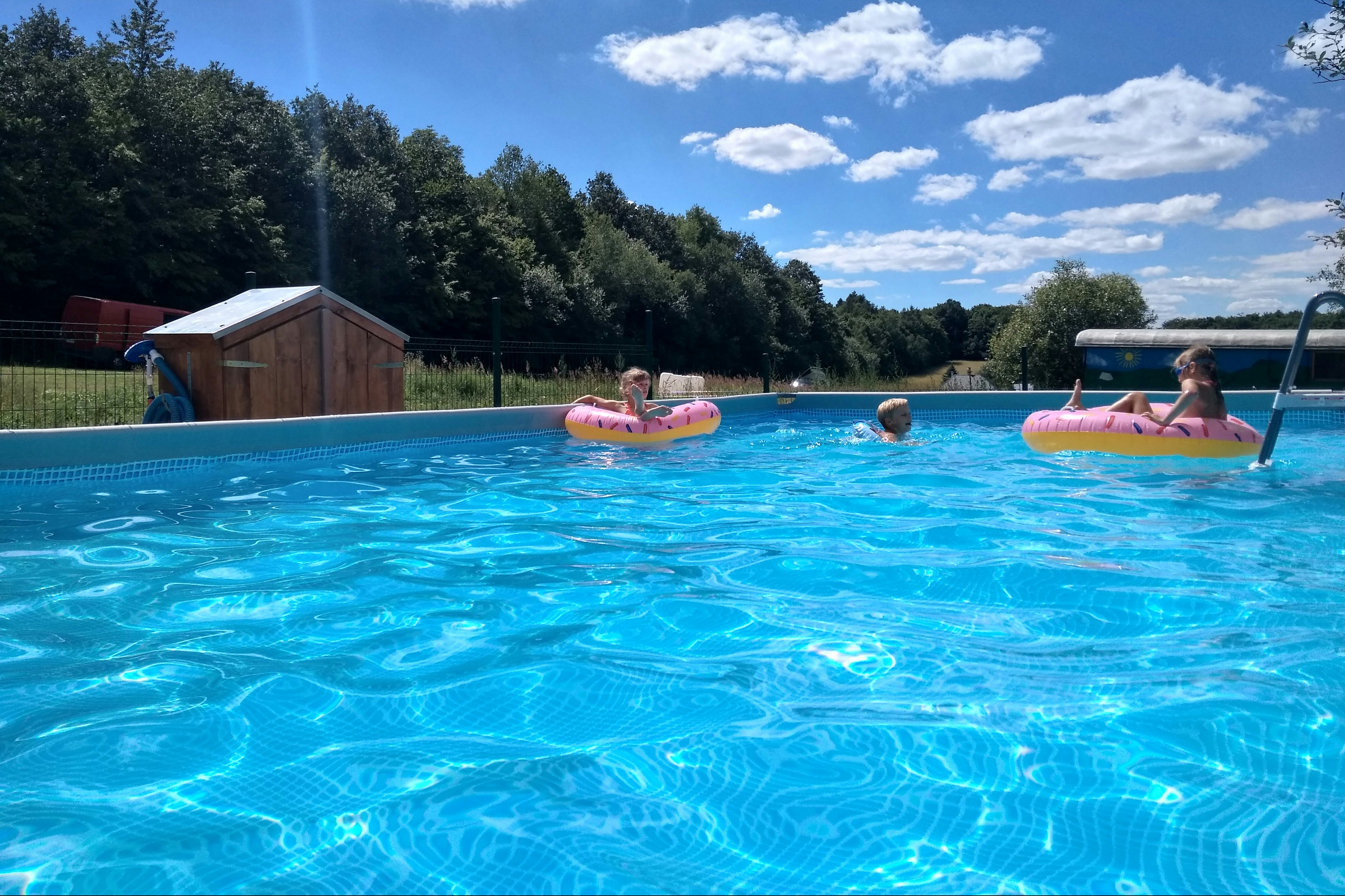 Camping Lazy - Swimmingpool auf dem Campingplatz mit badenden Kindern