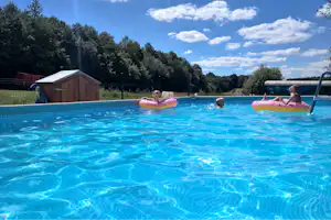 Camping Lazy - Swimmingpool auf dem Campingplatz mit badenden Kindern