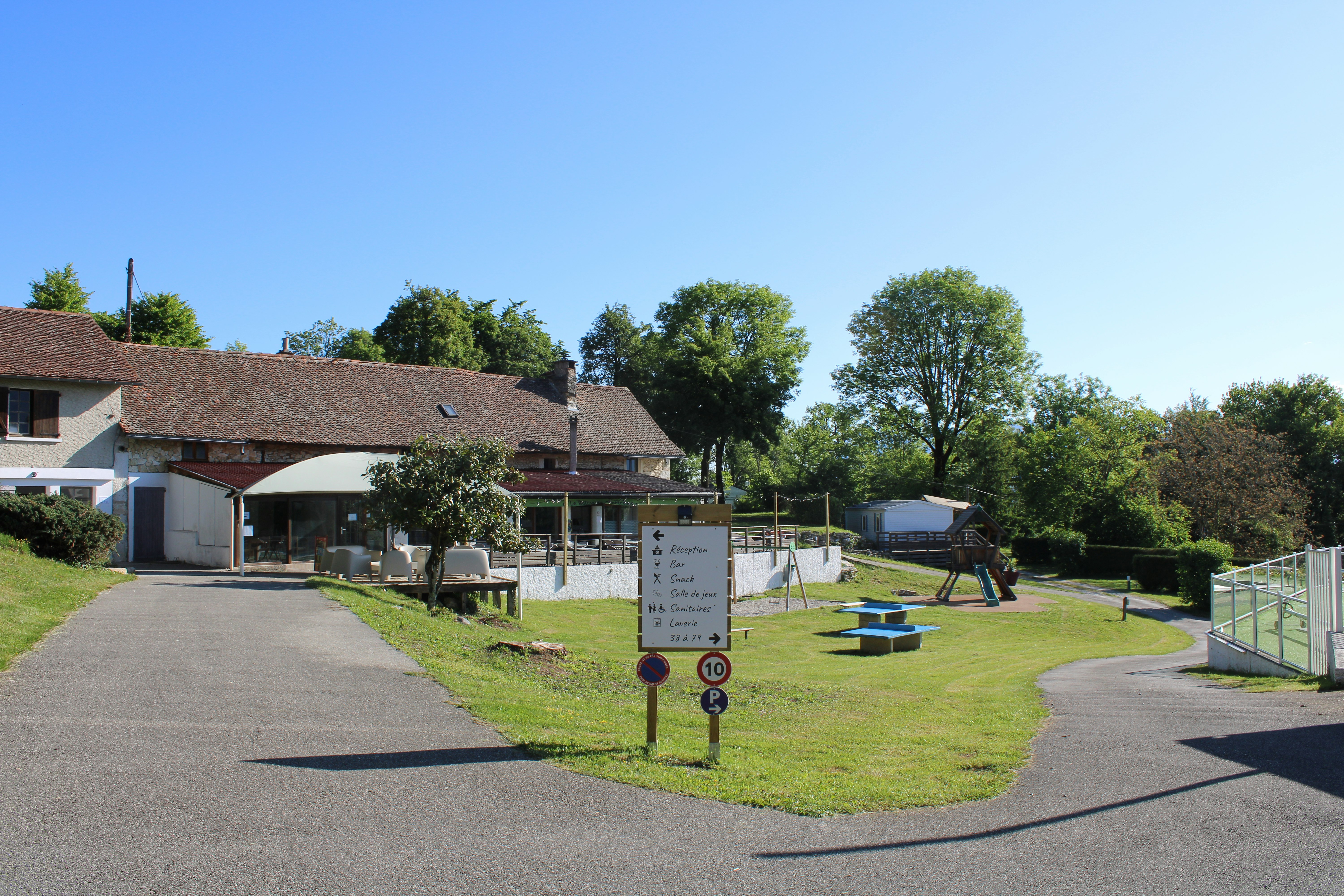 Camping Le Balcon de Chartreuse - Wegweiser auf dem Campingplatz