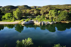 Camping Le Barralet - Luftaufnahme vom Fluss am Campingplatz