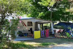 Camping Le Barralet - Wohnwagen- und Zeltstellplatz vom Campingplatz im Grünen