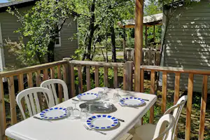 Camping Le Barralet - Esstisch auf der Veranda vom Mobilheim auf dem Campingplatz