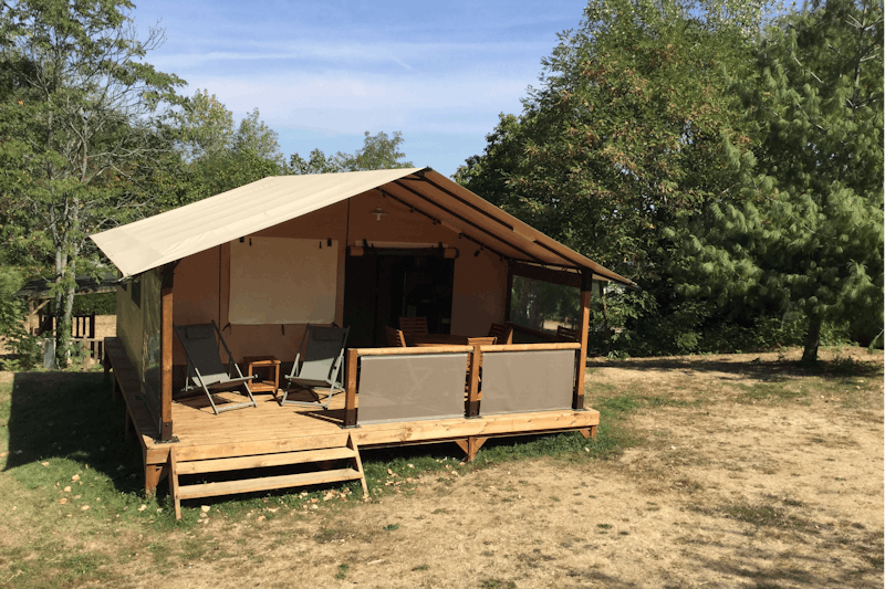 Camping Le Bas Larin  -  Mobilheim mit Terrasse auf dem Campingplatz