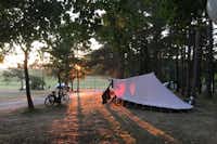 Camping Le Bas Meygnaud - Blick auf die Zeltwiese bei Sonnenuntergang
