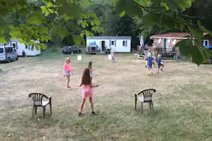 Camping Le Bas Meygnaud - Kinder beim Spielen auf dem Campingplatz