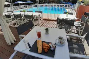 Camping Le Beau Vezé - Restaurant Terrasse mit Blick auf den Pool