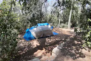 Camping Le Beau Vezé - Zeltplatz im Wald auf dem Campingplatz