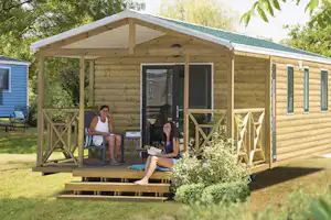 Camping Le Beau Village de Paris - Camper auf der Veranda vom Mobilheim auf dem Campingplatz