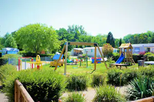 Camping Le Beau Village de Paris - Spielplatz vom Campingplatz auf grüner Wiese