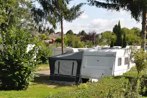Camping Le Beau Village de Paris - Wohnmobil auf dem Stellplatz vom Campingplatz im Grünen