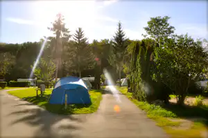 Camping Le Beau Village de Paris - Wohnwagen- und Zeltstellplatz vom Campingplatz im Grünen