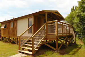 Camping Le Beauchene - Mobilheim mit Veranda auf dem Campingplatz