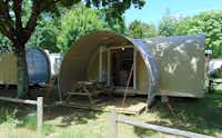 Camping Le Beauchene  - Mobilheim mit Veranda auf dem Campingplatz