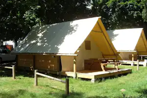Camping Le Beauchene - Bungalow mit Terrasse auf dem Campingplatz
