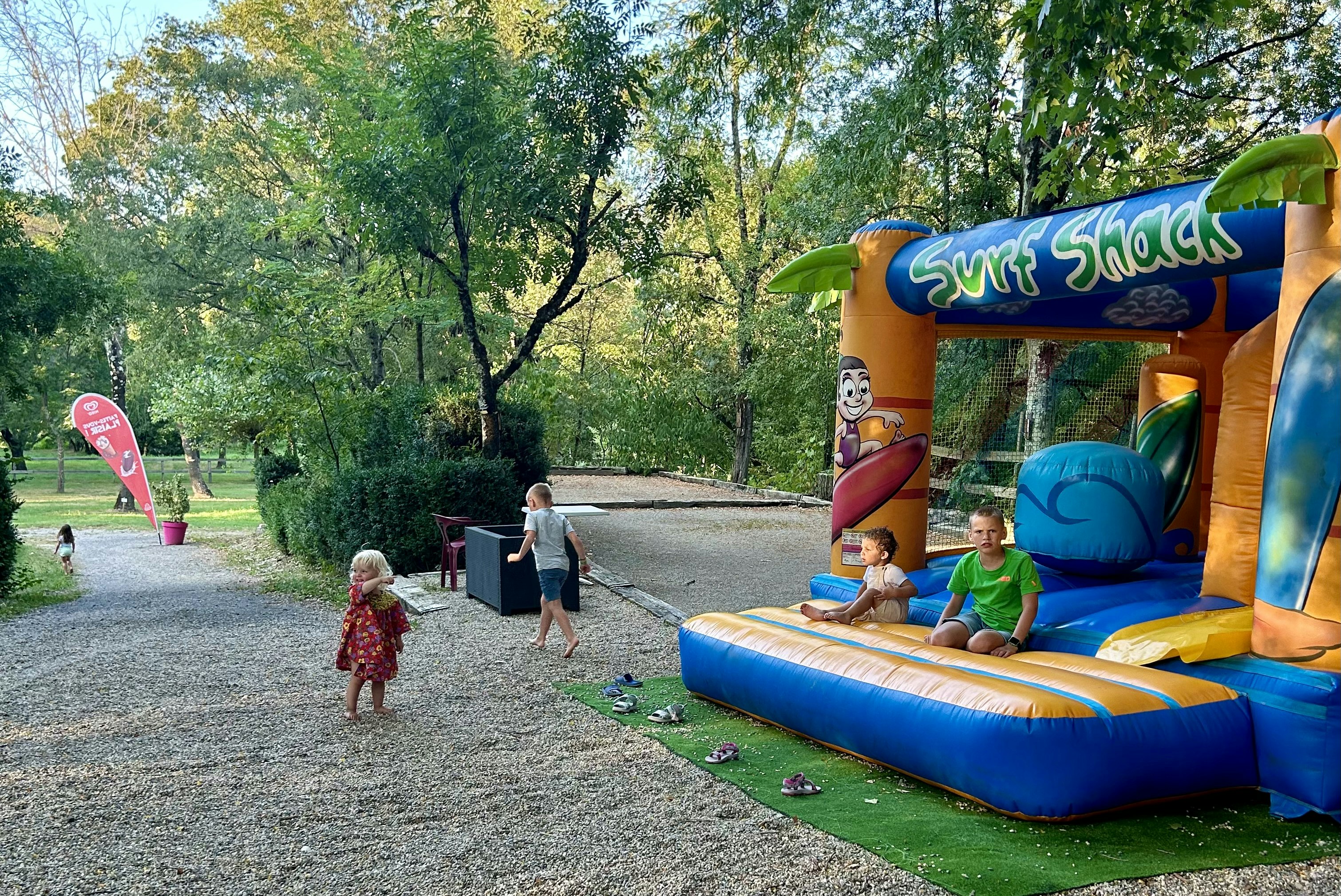 Camping Le Beaussement  - Hüpfburgen für Kinder auf dem Campingplatz