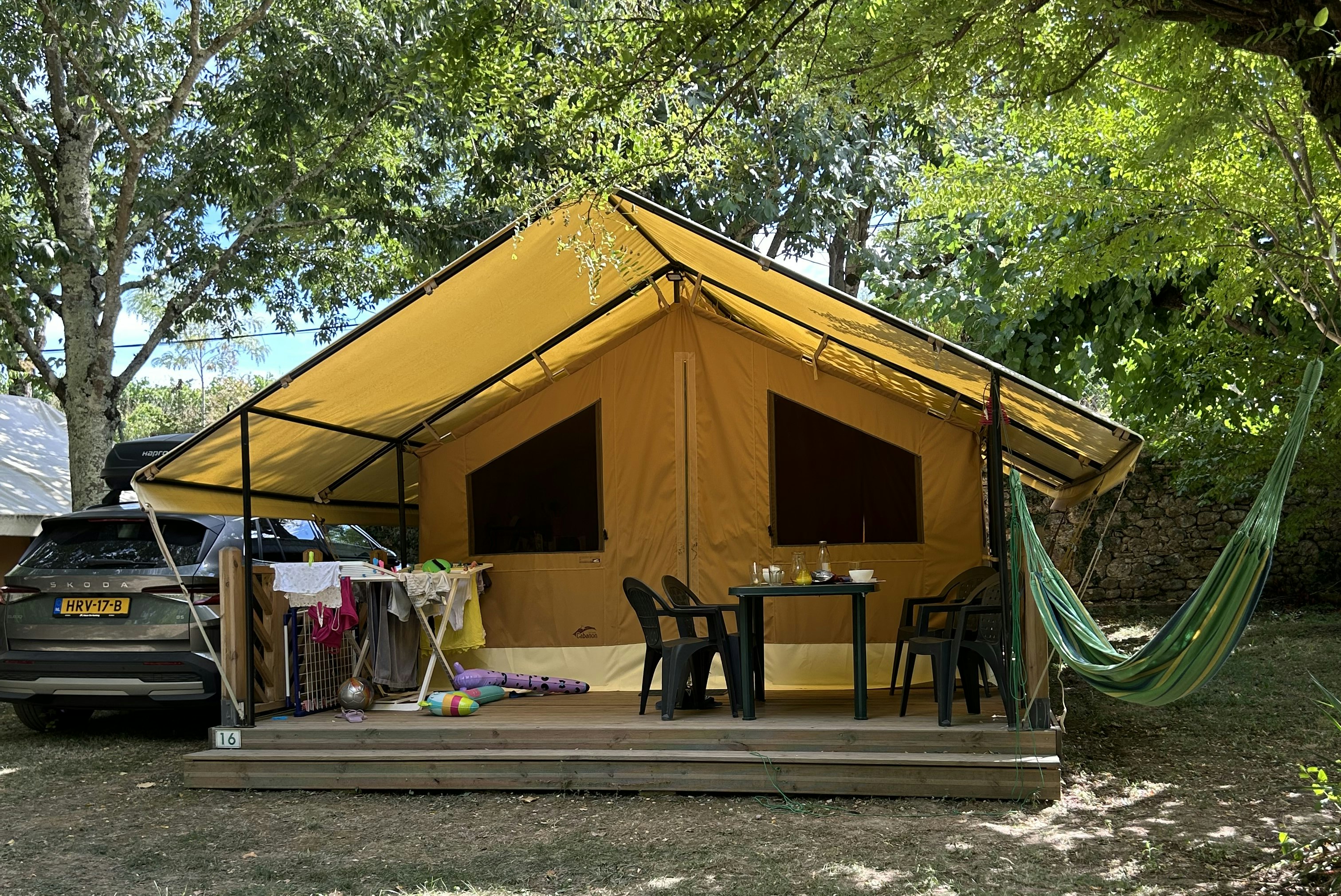 Camping Le Beaussement - Glamping-Zelt mit Terrasse auf dem Campingplatz