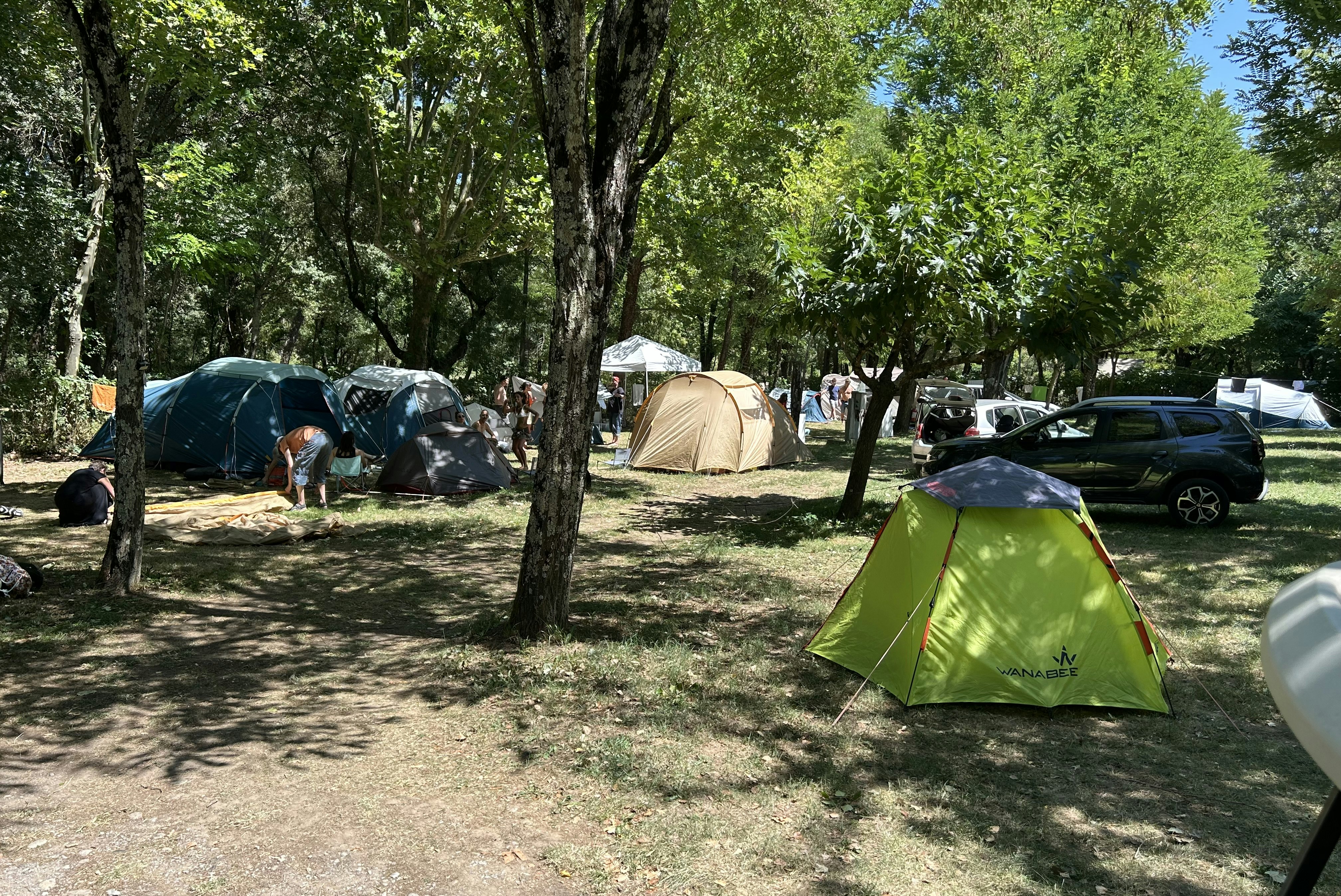 Camping Le Beaussement - Zeltplätze im Schatten der Bäume