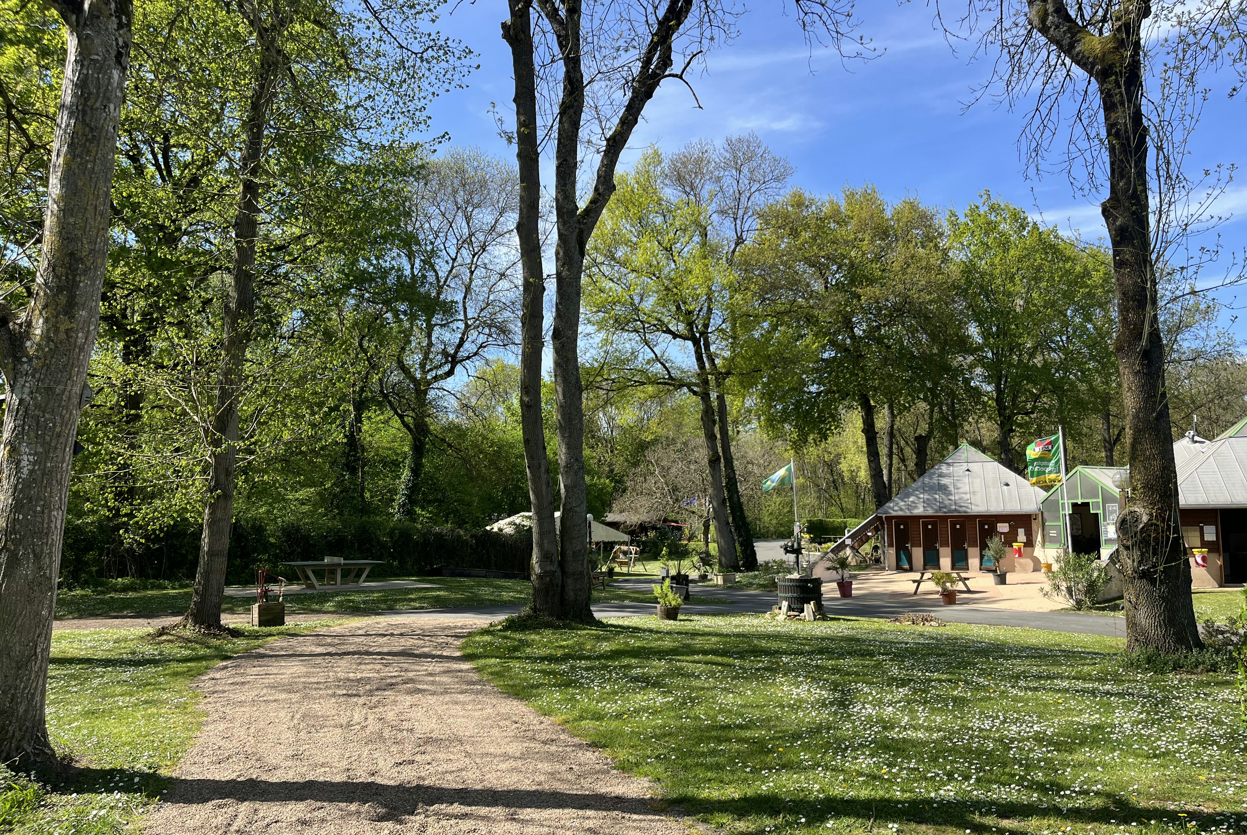 Camping Le Bec de Cisse - Blick auf den Campingplatz im Grünen