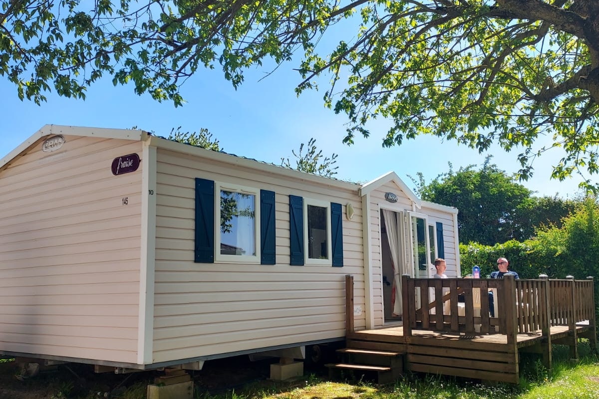 Camping Le Bellevue  - Mobilheim mit Terrasse auf dem Campingplatz
