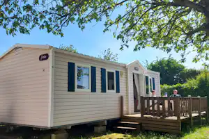 Camping Le Bellevue - Mobilheim mit Terrasse auf dem Campingplatz