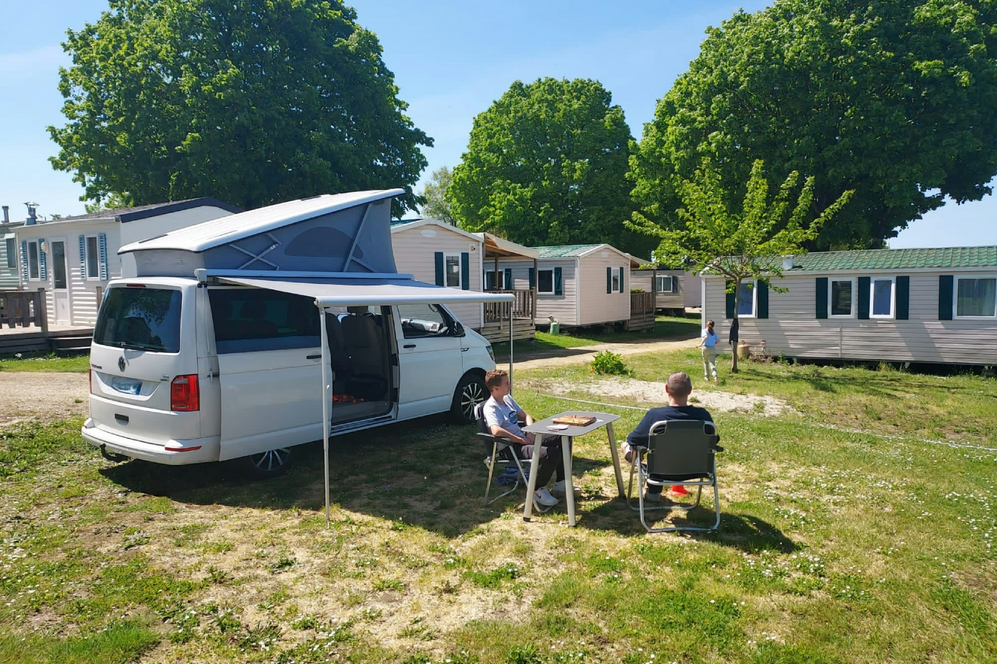 Camping Le Bellevue - Standplätze auf der Wiese auf dem Campingplatz