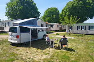 Camping Le Bellevue - Standplätze auf der Wiese auf dem Campingplatz